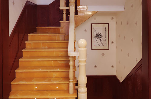 石鼓中式别墅室内汉白玉石楼梯的定制安装装饰效果
